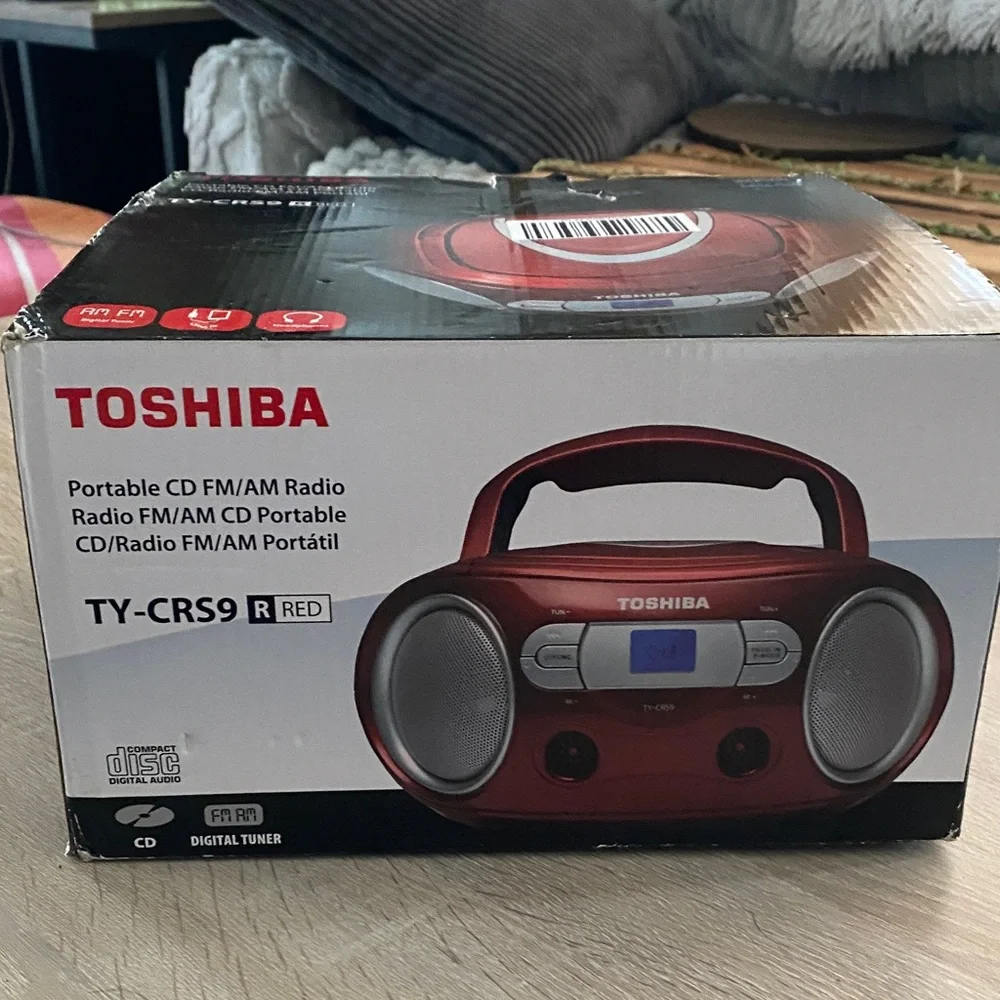 Toshiba Red Boombox with CD and FM/AM Radio - Picture 1 of 4